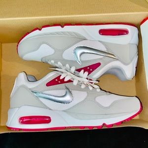 New in box
woman’s Nike Air Max shoes